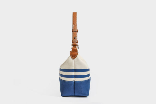 Creme-blau gestreifte Canvas-Schultertasche mit hellbraunem Riemen in Lederoptik und Reißverschluss in Silberoptik, Detailansicht 18