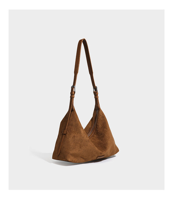 Lässige Hobo-Schultertasche mit matter brauner Wildlederoptik, dunklen glatten Besätzen, Reißverschluss oben und langem, verstellbarem