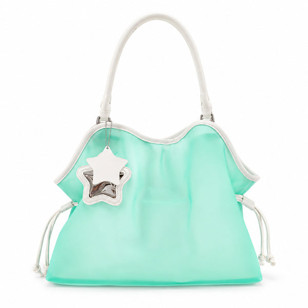 Glänzende Tote-Bag in Mintgrün mit Jelly-Optik, Besatz in weißer Lederoptik, geschwungenem oberen Rand und silberfarbenem Stern-Spiegelanhänger an einer Kugelkette