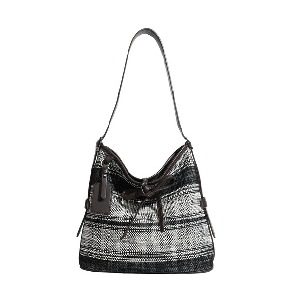 Schwarz-weiß karierte Hobo-Schultertasche aus Webstoff mit dunkelbraunen Besätzen in Lederoptik, Kordelzugverschluss und langem, verstellbarem