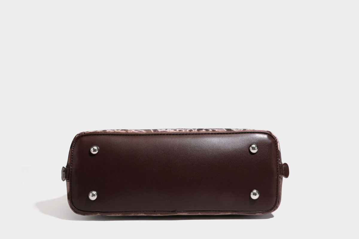 Strukturierte Henkeltasche mit tonal abgestimmtem Leopardenprint, Besatz in Lederoptik, gerollten Henkeln, vorderem Drehverschluss und