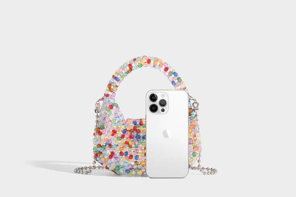 Kleine, abgerundete Hobo-Bag mit facettierten, durchscheinenden Perlen in Kristalloptik, passendem Perlenhenkel oben und silberfarbenen Details