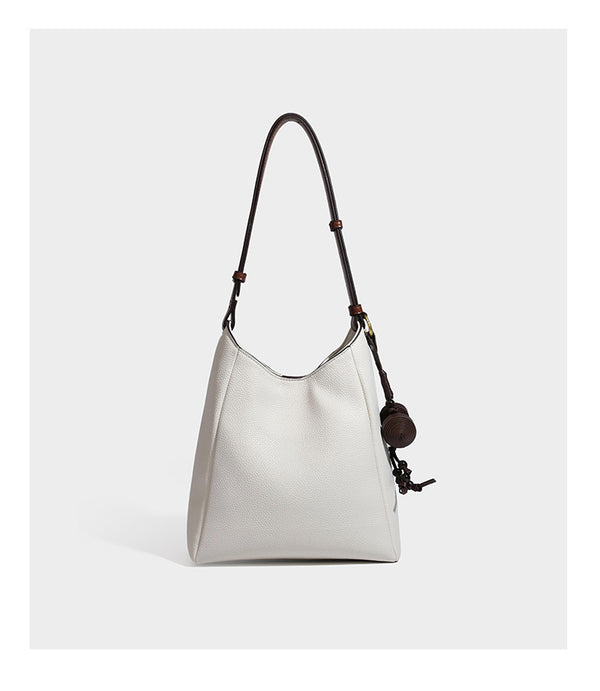 Hobo-Schultertasche in dunklem Espresso mit genarbter Oberfläche, warmen cognacfarbenen Details, verstellbarem schmalem Riemen, goldfarbenen Ringbeschlägen und geknotetem