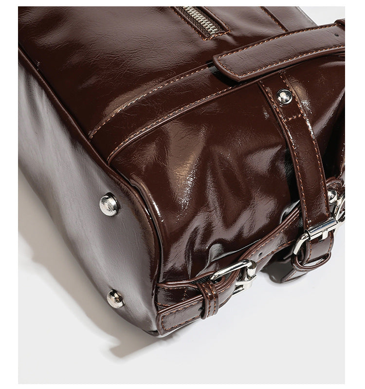 Strukturierte Schultertasche aus glänzendem Lederimitat mit abgerundetem Korpus, silberfarbenen Metalldetails, Reißverschlussfach vorne und Leopardenmuster