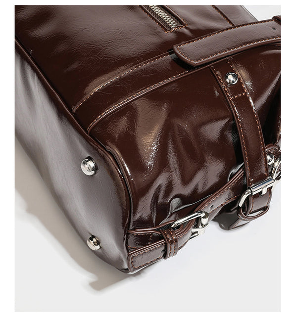 Strukturierte Schultertasche aus glänzendem Lederimitat mit abgerundetem Korpus, silberfarbenen Metalldetails, Reißverschlussfach vorne und Leopardenmuster