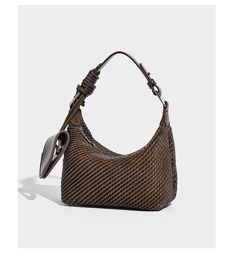 Hobo-Schultertasche in Halbmondform mit Webstruktur, geknotetem Tragegriff, befestigter kleiner Tasche mit Überschlag und verstellbarem Riemen in warmem