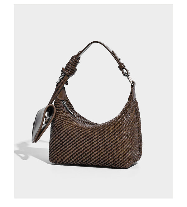 Hobo-Schultertasche in Halbmondform mit Webstruktur, geknotetem Tragegriff, befestigter kleiner Tasche mit Überschlag und verstellbarem Riemen in warmem