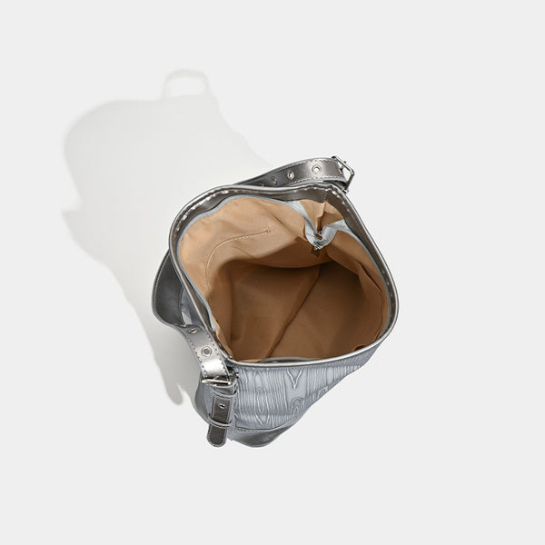 Silbergraue, weich fallende Hobo-Schultertasche mit holzmaserungsgeprägten Einsätzen, glänzenden Metallic-Details, Reißverschluss oben und vorderer Klappe