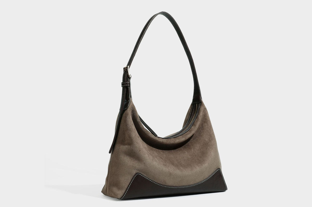 Lässig fallende Hobo-Schultertasche in warmem Braun mit dunkler Kontrastverzierung in Lederoptik, geschwungenem Reißverschluss und langem, detail