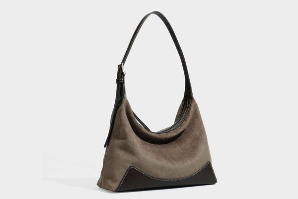 Lässig fallende Hobo-Schultertasche in warmem Braun mit dunkler Kontrastverzierung in Lederoptik, geschwungenem Reißverschluss und langem, detail
