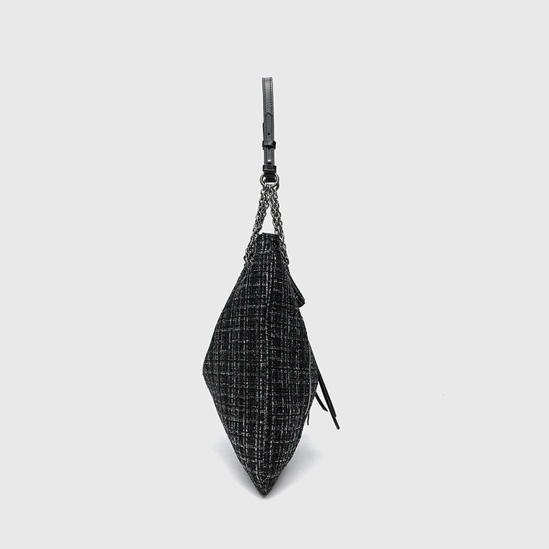 Große schwarze Schulter-Tote-Bag mit Tweedstruktur, silberfarbenem Kettenriemen und Trägern in Lederoptik, Metallösen und Außenreißverschluss