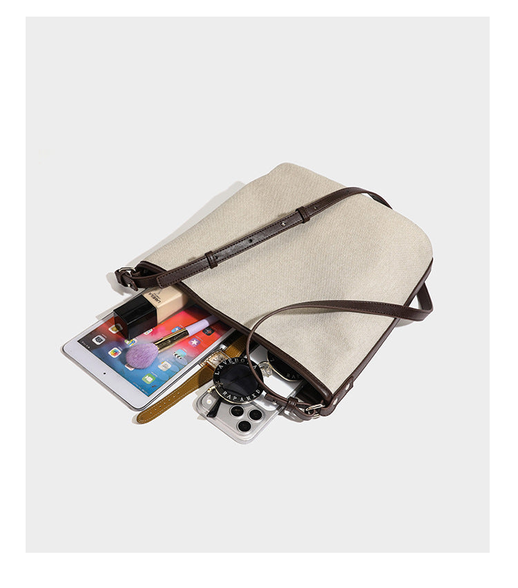Oatfarbene Canvas-Schultertasche mit dunkelbraunem Besatz in Lederoptik, langem verstellbarem Riemen und angebrachter Mini-Tasche mit Überschlag, Detailansicht