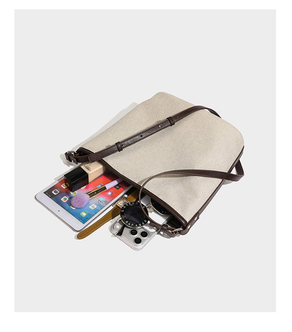 Oatfarbene Canvas-Schultertasche mit dunkelbraunem Besatz in Lederoptik, langem verstellbarem Riemen und angebrachter Mini-Tasche mit Überschlag, Detailansicht