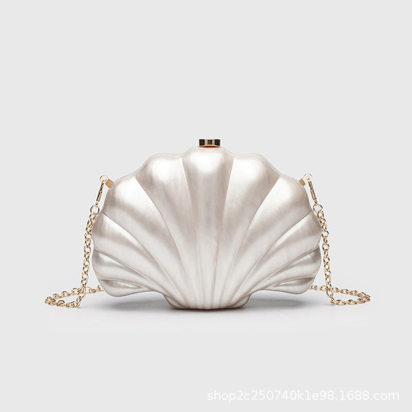 Strukturierte Clutch in Muschelform mit Perlmutt-Finish, goldfarbener Kettenriemen, Vorderansicht