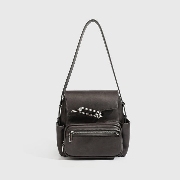 Kleiner strukturierter Rucksack aus Material in schwarzer Lederoptik mit Überschlag, Metallverschluss in Silberoptik, vorderem Reißverschlussfach und Ring