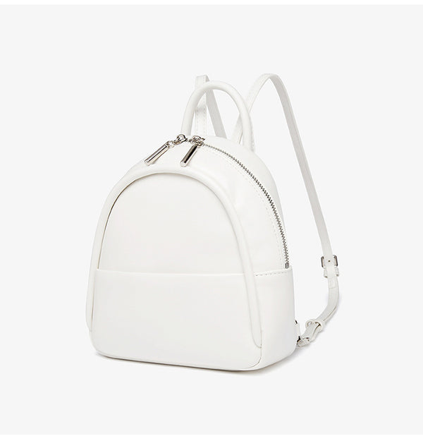 Kleine kuppelförmige Mini-Rucksackhandtasche in Pastellgelb mit glatter Lederoptik, oberem Bogenreißverschluss und silberfarbenen Details, Detailansicht