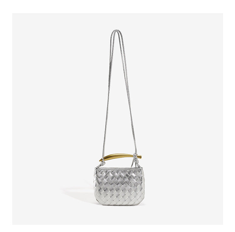 Mini-Crossbody-Etui mit gewebter Rautenstruktur, geschwungenem Bügelgriff in Goldoptik und schmalem Kordelriemen, Detailansicht 12
