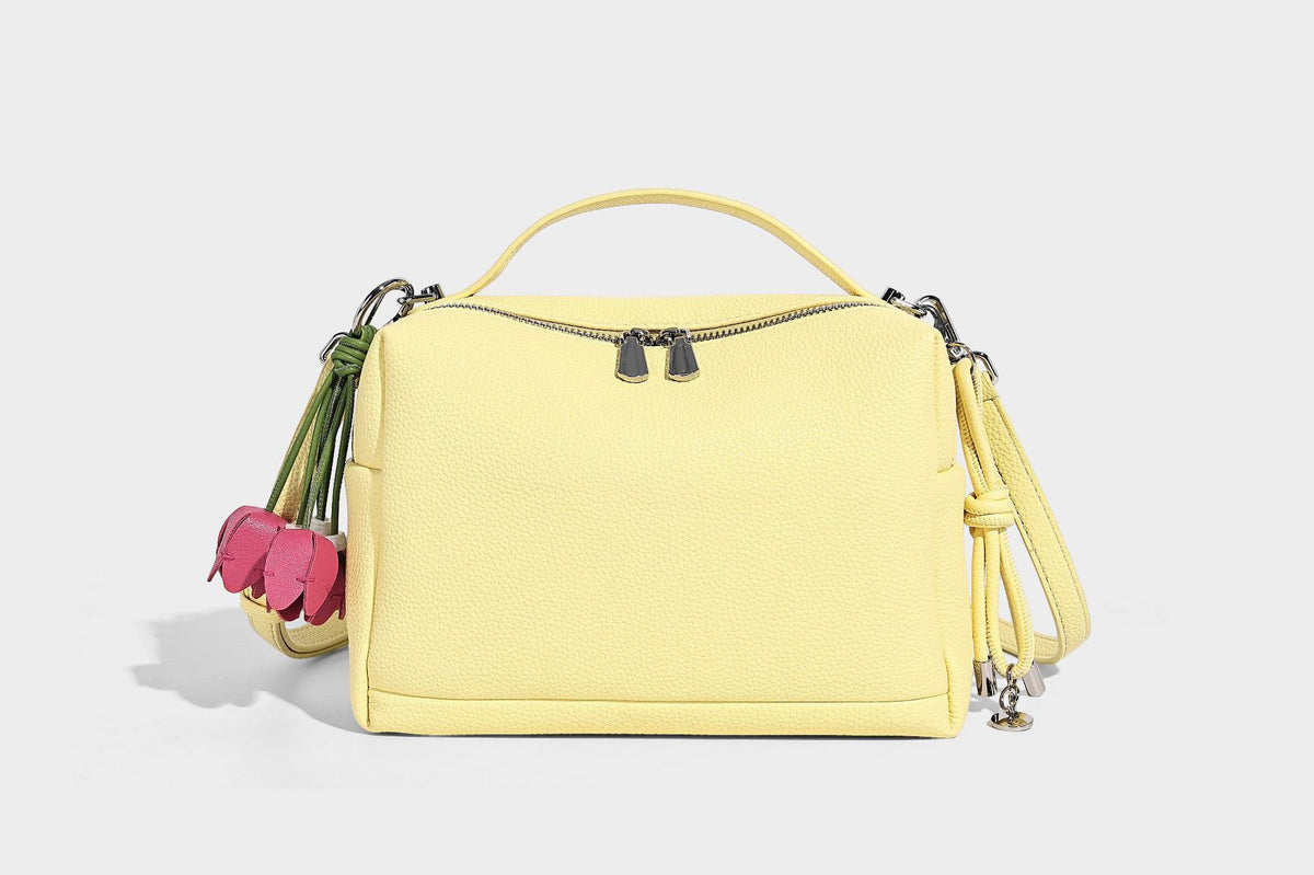 Kleine strukturierte Crossbody-Tasche mit Tragegriff aus genarbtem Material, Reißverschluss, silberfarbenen Beschlägen und optionalem Quastenanhänger