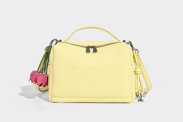 Kleine strukturierte Crossbody-Tasche mit Tragegriff aus genarbtem Material, Reißverschluss, silberfarbenen Beschlägen und optionalem Quastenanhänger