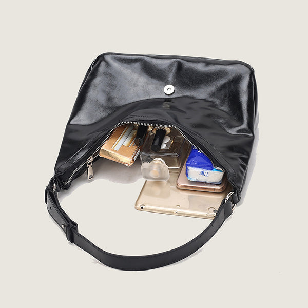 Glänzende Hobo-Schultertasche in Lederoptik mit silberfarbenem Schnallenverschluss und verstellbarem Riemen, Detailansicht 4