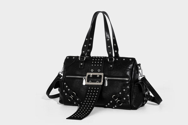 Schwarze, glänzende Henkeltasche mit genarbter Struktur, silberfarbenen Nieten, Riemendetail mit Schnalle, zwei Henkeln und breitem, mit Nieten besetztem Schulterriemen