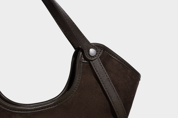 Dunkelbraune Hobo-Schultertasche mit matter Velourslederoptik, geschwungener Silhouette mit offenem oberen Abschluss, zwei Schulterriemen und abnehmbarem