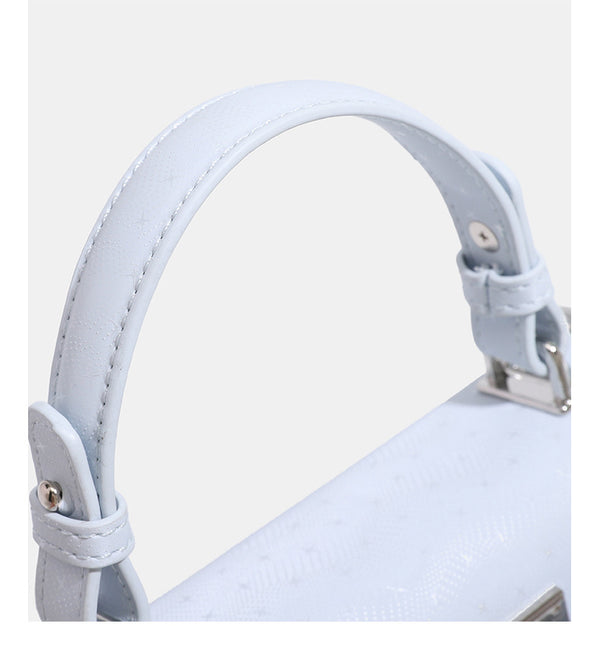 Mini-Trapezhandtasche mit strukturierter Form und geprägter Oberflächenstruktur, Drehverschluss in Silberoptik und Sternanhänger mit Kordelquasten