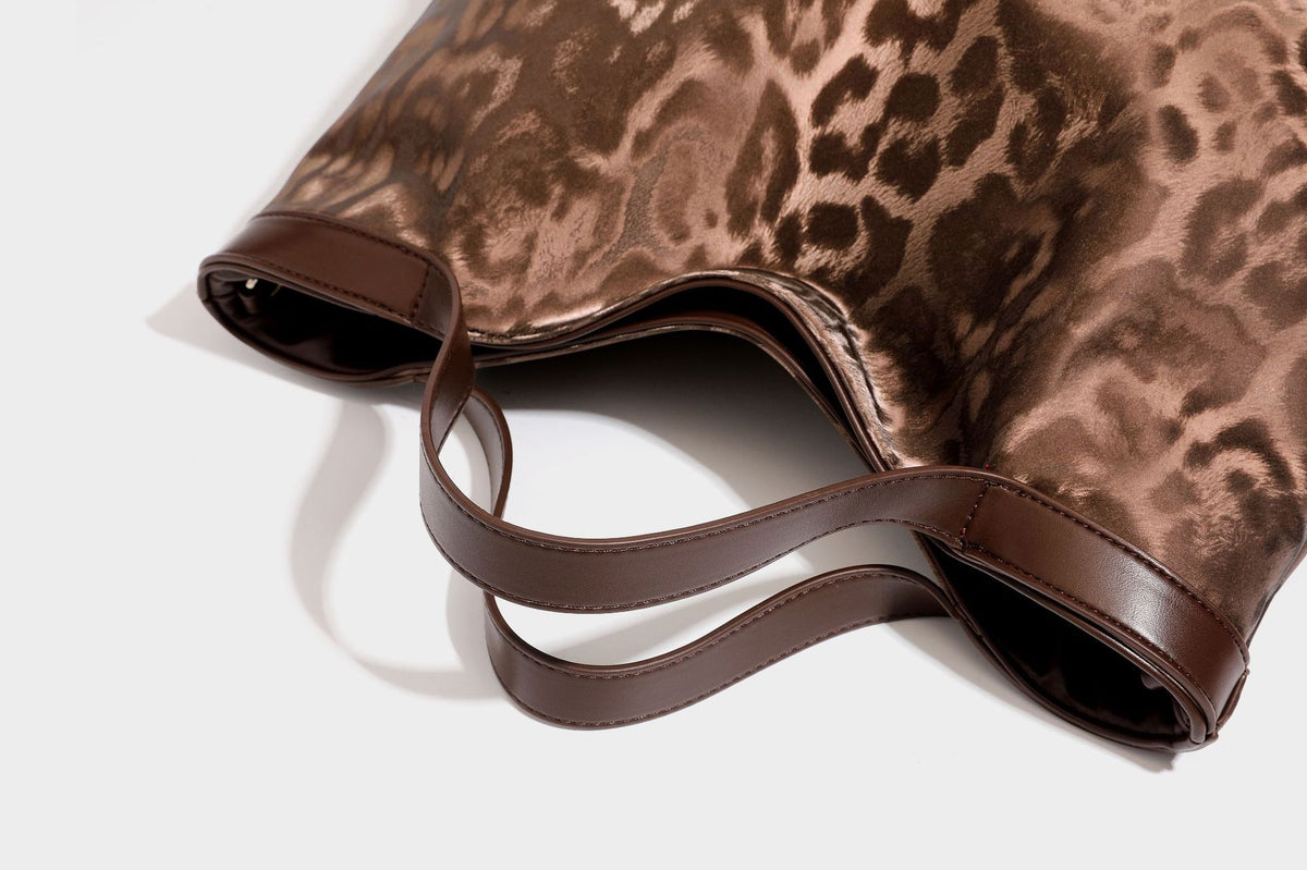 Glänzende Tote-Bag mit Leopardenmuster, dunkelbraunem Besatz in Lederoptik und zwei Tragegriffen, Detailansicht 31
