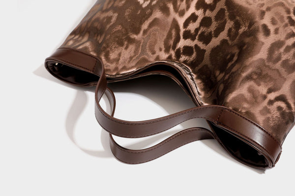 Glänzende Tote-Bag mit Leopardenmuster, dunkelbraunem Besatz in Lederoptik und zwei Tragegriffen, Detailansicht 31
