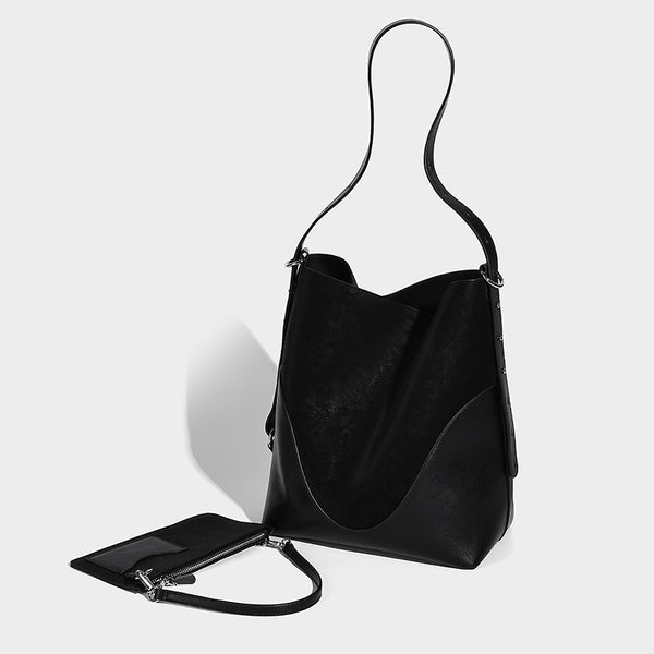 Hohe Bucket-Bag in matter Wildlederoptik mit Band in Lederoptik, silberfarbenen Beschlägen und abnehmbarem Reißverschluss-Etui, Vorderansicht