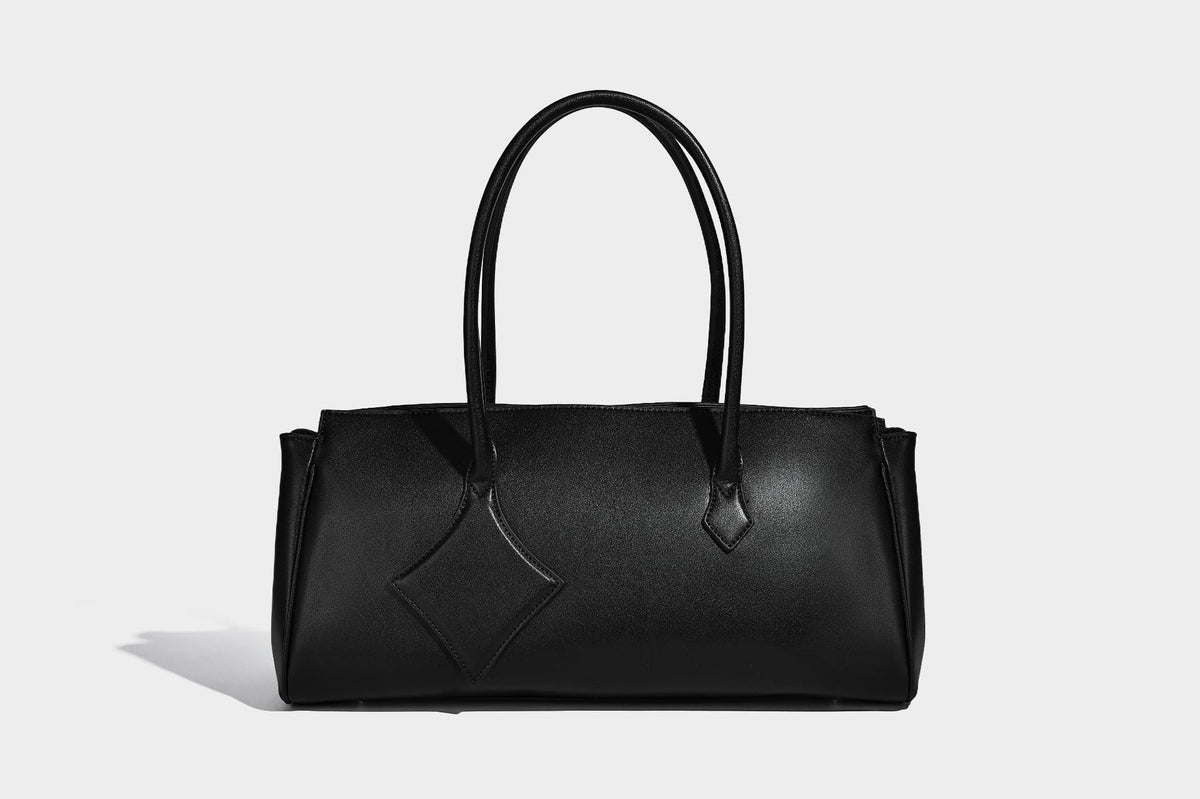 Strukturierte Tote-Bag in schwarzer Lederoptik mit Drehverschluss in Vorhängeschloss-Optik, dekorativen Riemendetails und abgerundeten Doppelhenkeln