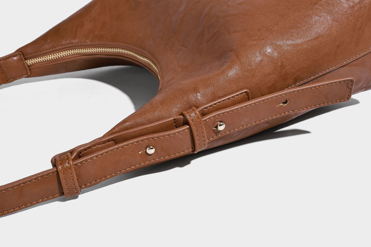 Glänzende Hobo-Schultertasche in Lederoptik mit abnehmbarem Mini-Etui und Logo-Beschlägen in Goldoptik, Detailansicht 21