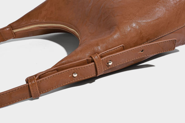 Glänzende Hobo-Schultertasche in Lederoptik mit abnehmbarem Mini-Etui und Logo-Beschlägen in Goldoptik, Detailansicht 21