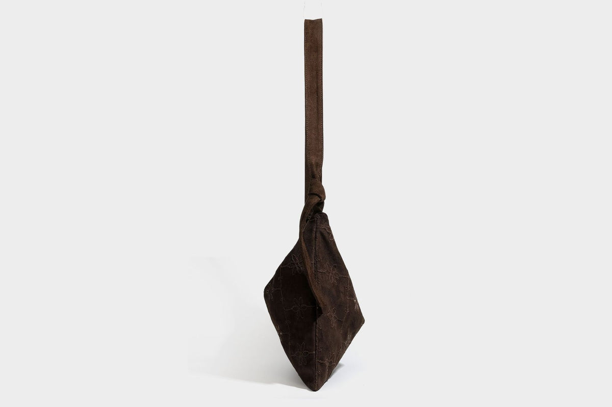Lässige Hobo-Schultertasche in dunkelbrauner Velourslederoptik mit Ton-in-Ton-Blumenstickerei und langem, geknotetem Einzelriemen, Detailansicht