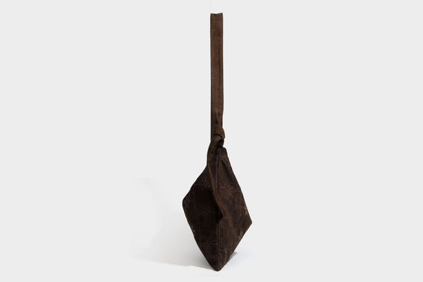 Lässige Hobo-Schultertasche in dunkelbrauner Velourslederoptik mit Ton-in-Ton-Blumenstickerei und langem, geknotetem Einzelriemen, Detailansicht