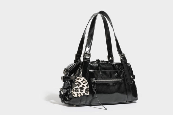 Strukturierte Schultertasche in glänzender Lederoptik mit abgerundetem Korpus, silberfarbenen Beschlägen, Reißverschlussfach auf der Vorderseite und Leopardenmuster