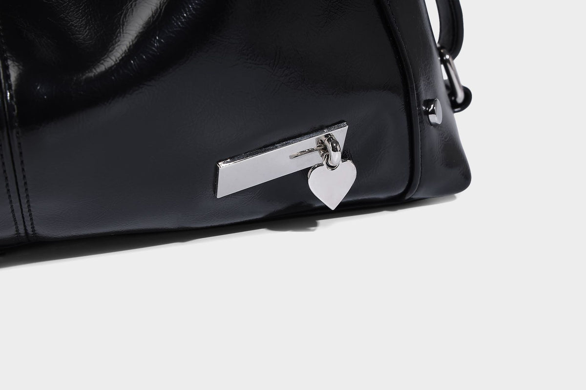 Glänzend schwarze Hobo-Shopper-Tasche mit silberfarbenem Kettenakzent, Reißverschluss oben und langen Schulterriemen, Detailansicht 18