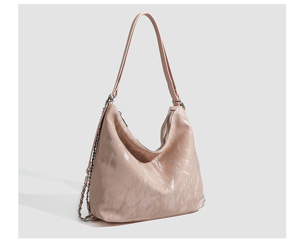 Lässige Hobo-Schultertasche mit glänzender Knitteroptik, silberfarbenen Kettenriemen und Reißverschluss, Detailansicht 17