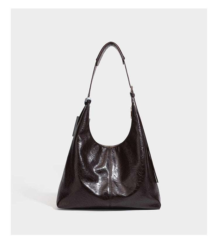 Große dunkelbraune, glänzende, geknautschte Hobo-Schultertasche mit Reißverschluss, goldfarbenen Beschlägen, verstellbarem Riemen und hellblauem