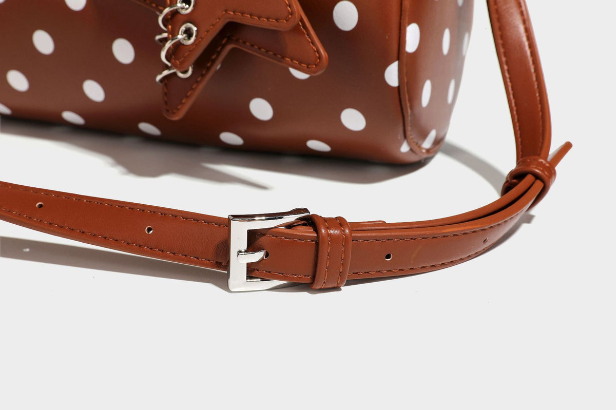 Glänzende gepunktete Barrel-Bag mit abgerundeten Henkeln, Sternanhänger und abnehmbarem Crossbody-Riemen, Detailansicht 31