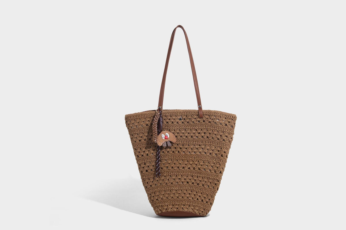Grobmaschig gehäkelte Tote-Bag mit Schulterriemen in brauner Lederoptik und Besatz am Boden, Detailansicht 24