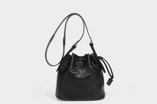 Kleine Beuteltasche in genarbter Lederoptik mit Kordelzug, verstellbarem Crossbody-Riemen und silberfarbenen Beschlägen, Detailansicht 25