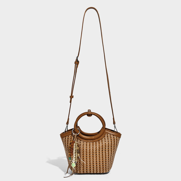 Kleine Flecht-Bucket-Bag mit rundem Henkel in Lederoptik, Quastenanhänger mit Perlen und abnehmbarem Crossbody-Riemen in Camelbraun