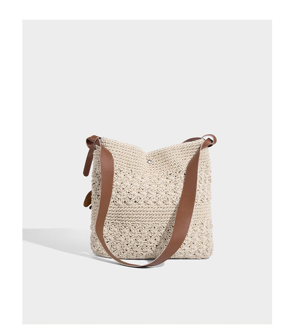 Lässig fallende, gehäkelte Schultertasche mit verstellbarem Riemen in Cognac-Lederoptik und Druckknopfverschluss oben, Detailansicht 11