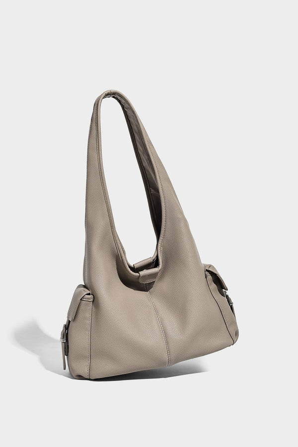 Große, lässig fallende Hobo-Schultertasche in genarbter Lederoptik mit langem Schulterriemen und seitlicher Klappentasche mit Metalldetail
