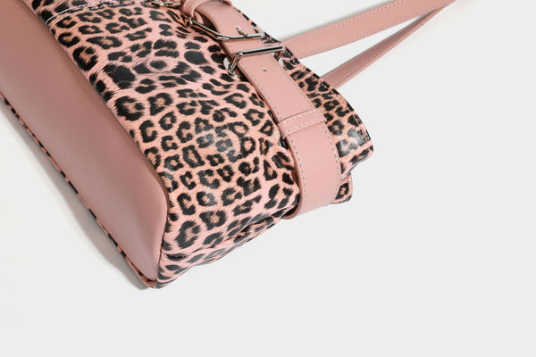Strukturierte Schultertasche mit Leopardenmuster, Wickeldetail mit Gürtelschnalle, langen Doppelriemen und silberfarbenen Beschlägen, Detailansicht
