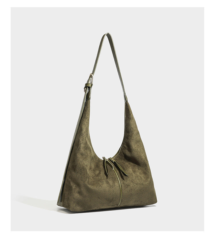 Lässig fallende Hobo-Schultertasche mit strukturierter Wildlederoptik, Reißverschluss oben, Quasten-Zippern und goldfarbenem, verstellbarem