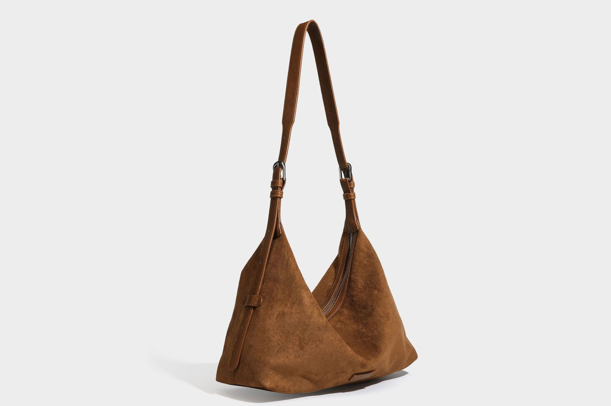 Lässige Hobo-Schultertasche mit matter brauner Wildlederoptik, dunklen glatten Besätzen, Reißverschluss oben und langem, verstellbarem