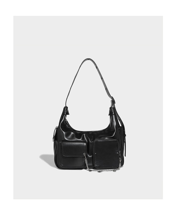 Lässig fallende Hobo-Schultertasche mit glänzender Lederoptik, vorderen Klappentaschen, Kettenapplikationen und silberfarbenen Nietbeschlägen