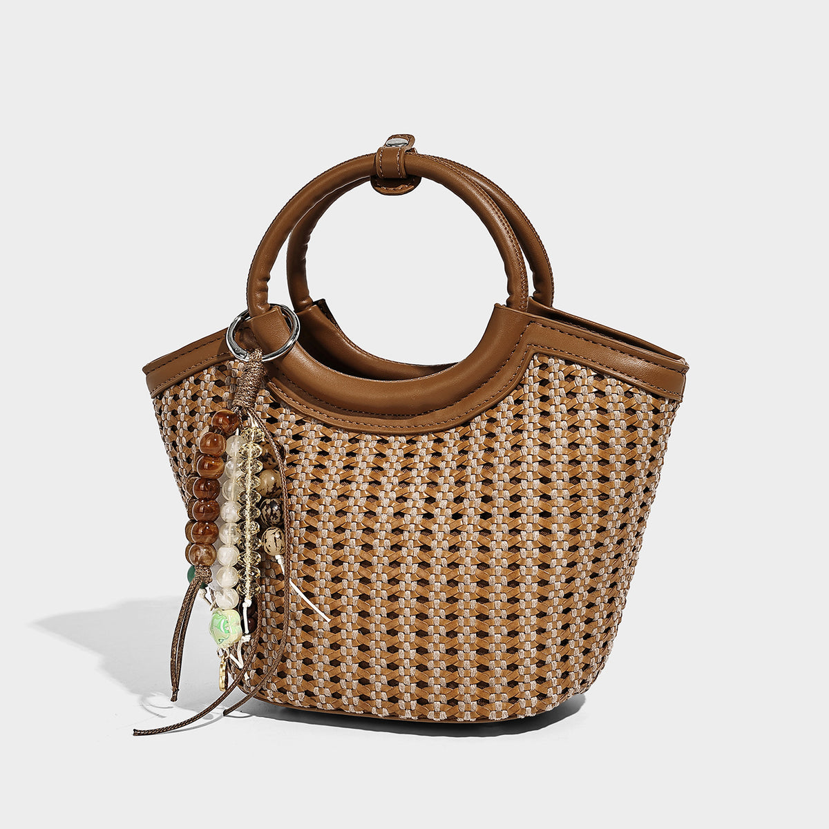Kleine Flecht-Bucket-Bag mit rundem Henkel in Lederoptik, Quastenanhänger mit Perlen und abnehmbarem Crossbody-Riemen in Camelbraun
